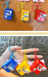 Gros plan de porte-clés colorés en forme de levier de vitesse en bleu, jaune et rouge