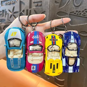 Set van vier kleurrijke lichtmetalen sportauto-sleutelhangers met pull-back functie.