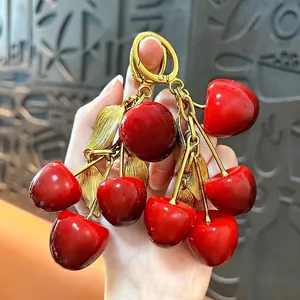 Squisito Portachiavi Ciliegia in Resina Con Foglie in Metallo Anello in Lega d'Oro Ciondolo per Borsa Accessorio Regalo di San Valentino per Donna
