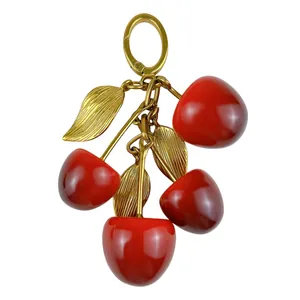 Squisito portachiavi ciliegia rossa di lusso con foglie dorate per borsa e regalo elegante