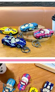 Detailweergave van kleurrijke lichtmetalen supercar-sleutelhangers met terugtrekfunctie.