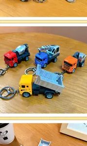 Vista dettagliata di portachiavi mini camion da cantiere in lega dai colori vivaci su legno