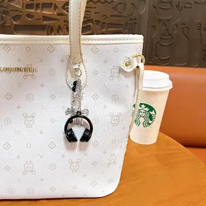 Charm borsa cuffie musicali portachiavi con catena d'argento su borsa