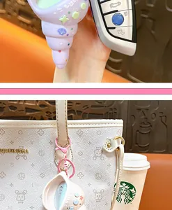 Vue macro détaillée du porte-clés en forme de coquillage violet sur un sac blanc