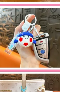 Gros plan d'un porte-clés créatif en forme de poupée de football attaché à une clé