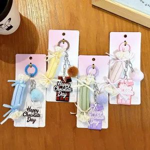 Handgemaakte stoffen sleutelhangers in snoepvorm met kant in vier vrolijke pastelkleuren