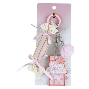 Schattige roze stoffen snoep sleutelhanger met kant en chocolade bedeltje