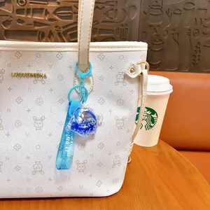 Porte-clés requin bleu avec liquide mouvant amusant accroché à un grand sac blanc