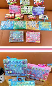 Gros plan sur le porte-clés fidget mini clavier 26 touches avec motifs Crayon Shin-chan