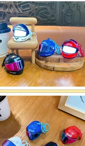 Portachiavi a forma di casco da moto luminoso e colorato per decorazione borse, varie tinte.