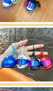 Dettaglio di portachiavi a casco da moto luminosi e colorati in blu, bianco, nero e rosso.