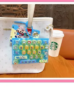 Vue détaillée du porte-clés clavier Crayon Shin-chan sur un sac blanc