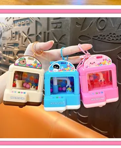 Gros plan de trois mini porte-clés machine à pince colorés pour décoration de sac.