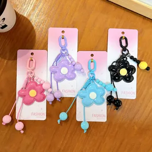 Set di ciondoli per borsa a forma di fiore con corda intrecciata e perline colorate.