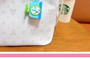 Gedetailleerde close-up van een creatieve mini weegschaal sleutelhanger met licht en geluid