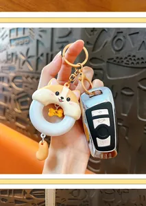 Detailaufnahme eines kreativen leuchtenden Corgi-Donut-Schlüsselanhängers als Taschenzubehör