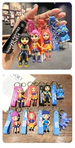 Primo piano di vari portachiavi con statuette 3D K-POP Demon Hunter su un tavolo