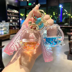 Portachiavi creativo con sabbie mobili liquide a forma di sveglia e stelle colorate.