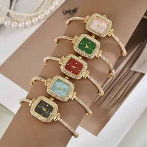 Detailansicht von eleganten kleinen quadratischen Strass-Armbanduhren in verschiedenen Farben.