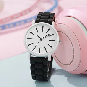 Koreaanse Mode Kinder Quartz Horloge Minimalistische Ronde Wijzerplaat Holle Wijzers Zachte Siliconen Band Studenten Sport Analoog Polshorloge Voor Kinderen