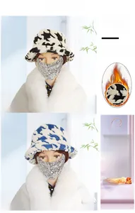 Dettaglio di cappelli alla pescatora in peluche caldi e antivento con pied-de-poule