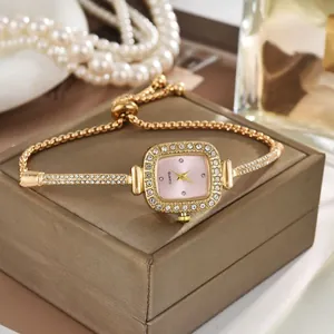 Elegante goldfarbene quadratische Damenuhr mit rosa Zifferblatt und mit Strass besetztem Armband