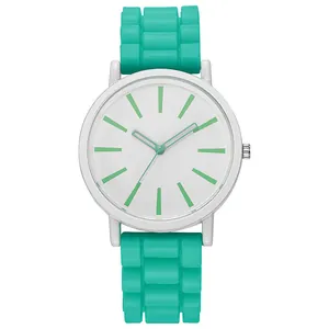 Detailopname van een kinderhorloge met een getextureerde mintgroene siliconen horlogeband