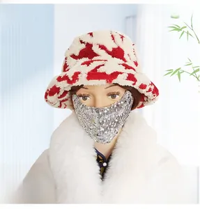 Dettaglio cappello di peluche invernale rosso e bianco con maschera di paillettes