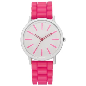 Macro-weergave van een felroze siliconen horloge met kwartsuurwerk en een witte wijzerplaat