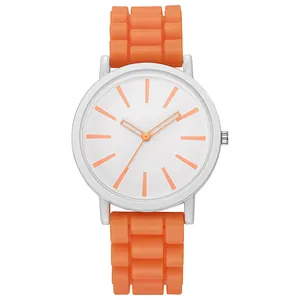 Detail van een mode quartzhorloge voor studenten met een getextureerde oranje siliconen band