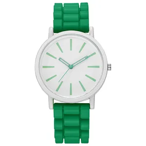 Vooraanzicht van een minimalistisch wit quartzhorloge met een groene siliconen band