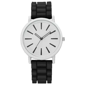 Minimalistisch quartzhorloge met witte wijzerplaat en zwarte getextureerde siliconen band