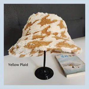 Cappello a secchiello in peluche caldo con motivo scozzese giallo e bianco