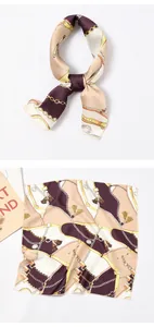 Detailansicht eines 50cm Seidentuchs mit elegantem Ketten- und Gürtelprint-Muster.