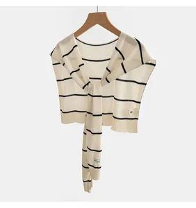 Detalle de chal de punto a rayas de 100% Tencel para protección solar de verano en percha