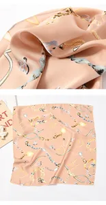 Nahaufnahme des Pfirsich-Seidenschals mit elegantem Goldketten- und H-Muster-Druck