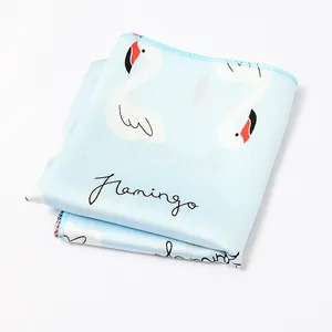 Elegantes 50cm hellblaues quadratisches Halstuch mit Schwanen-Flamingo-Muster und Druck.
