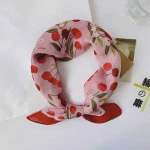 Nahaufnahme eines rosa Baumwoll-Leinen-Viereckstuchs mit Kirschmuster und Stoffstruktur