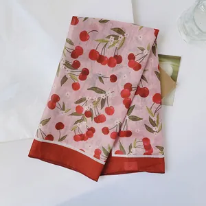 Detailansicht eines rosa Baumwoll-Leinen-Schals mit süßem rotem Kirsch-Print
