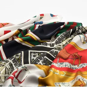 Detailaufnahme verschiedener Seidentücher mit Vintage-Mustern und eleganten Texturen.