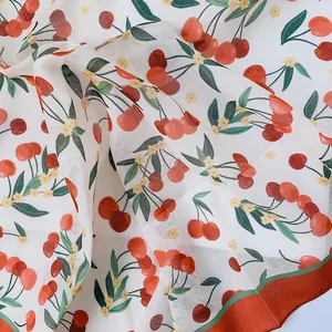 Nahaufnahme eines quadratischen Baumwoll-Leinen-Schals mit süßem Kirsch- und Blumenmuster.
