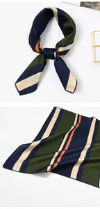 Detailansicht eines gestreiften Seidenschals mit eleganten blauen und grünen Mustern