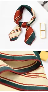 Detaillierte Makroansicht eines retro gestreiften Satinschals mit Stofftextur und Nähten