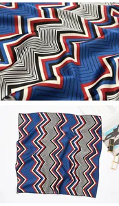 Nahaufnahme eines quadratischen Seidenschals mit blauem und rotem Zickzack-Muster