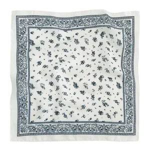 Foulard quadrato bianco con delicata stampa floreale blu e bordo con motivo paisley