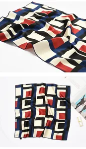Detailansicht eines Seidenschals mit geometrischem Muster in eleganten Rot- und Blautönen