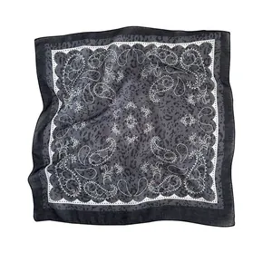 Dettaglio della bandana quadrata grigia con motivo paisley e leopardo per capelli o collo