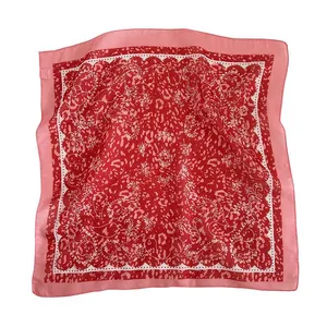 Foulard quadrato rosso da donna con stampa floreale e paisley, accessorio capelli.