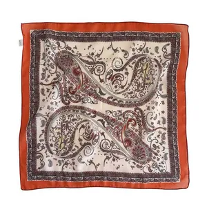 Elegante sciarpa quadrata in simil seta con bordi arancioni e un motivo paisley fine