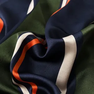 Nahaufnahme eines eleganten Seidenquadrats mit lebhaften und bunten Streifenmustern